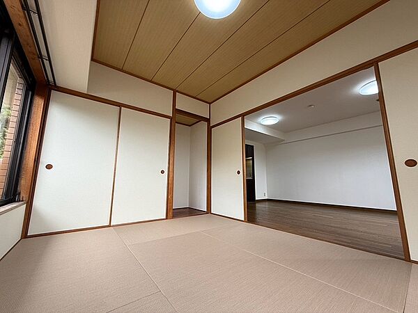 畳の温もりを感じる和室。隣接する洋室は、間仕切りを開放することで、広々とした空間としても活用できます。