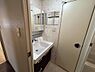 洗面：花柄クロスが空間を彩る洗面所。洗面台下収納で、すっきりと整頓できます。