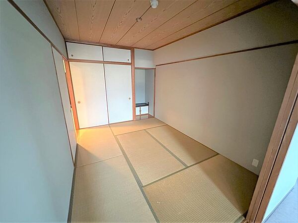 和室の落ち着いた空間は、客間やお子様の遊び場としても活用できます。収納も完備され、すっきりとした暮らしをサポートします。
