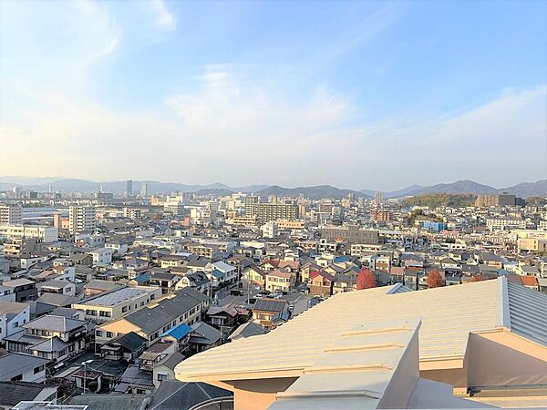 開放感のある空と街並みが広がる眺望。遠くの山々も望め、日々の暮らしに安らぎを与えます。