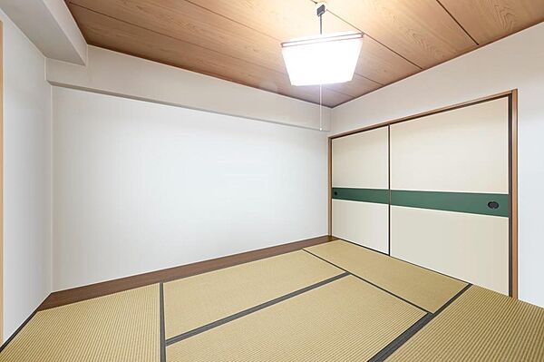 木の温もりを感じる天井と真新しい畳が心地よい和室。収納も完備で、多目的に使える空間です。※家具消し加工をしています。