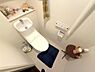 トイレ：白を基調とした清潔感のあるトイレ空間。上部の飾り棚にはお気に入りの小物を飾れ、自分らしい空間を演出できます。快適な毎日をサポートする機能性も魅力です。