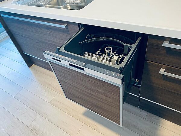 家事の負担を軽減するビルトイン食洗機を完備。ゆとりの時間を生み出し、日々の暮らしをサポートします。