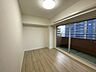 その他：明るい日差しが差し込む洋室は、フローリングが魅力。お部屋に合わせた家具を配置して、自分らしい空間を演出できます。