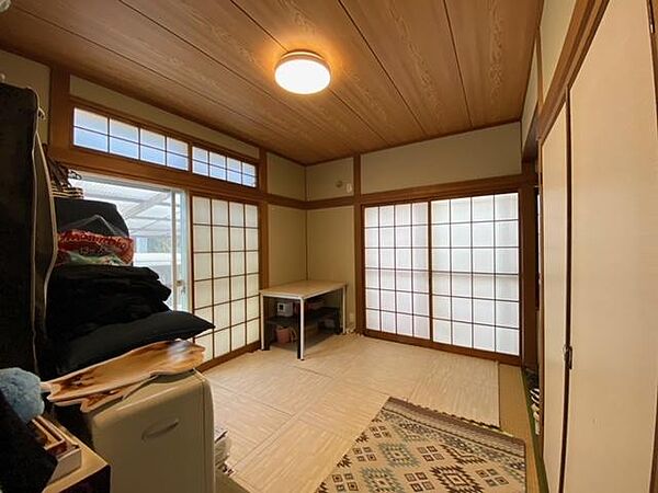和の趣を感じる落ち着いた居室。障子からの柔らかな光が空間を包み込みます。書斎や趣味の部屋としても活用できます。