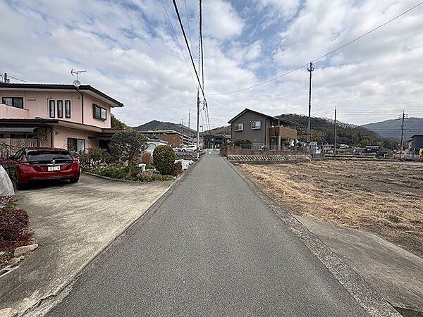 日当たりの良い南側を望む現地写真です。周辺は閑静な住宅街で、穏やかな暮らしが期待できます。