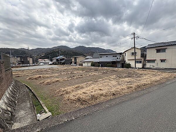 周辺に住宅が点在する、閑静な住宅街の一角です。広々とした土地で、ゆとりのある住まいが実現します。山を望む開放的なロケーションで、新生活を始めてみませんか。