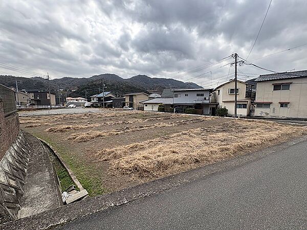 周辺には住宅が点在し、落ち着いた住環境です。広々とした敷地で、思い描く理想の住まいを実現しませんか。