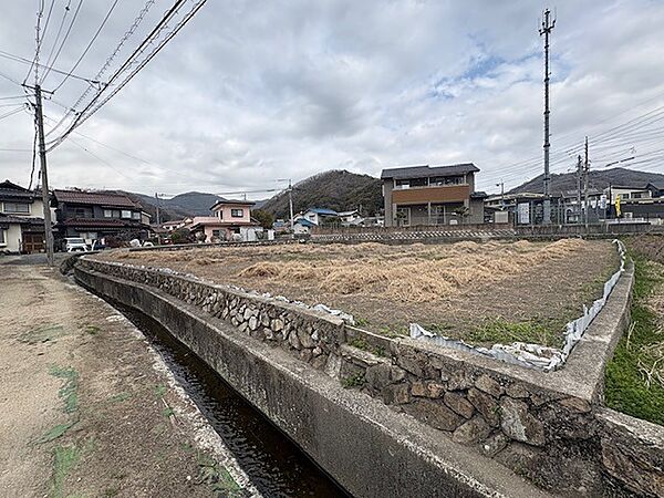 水路に隣接した区画です。周囲は閑静な住宅街で、穏やかな住環境が広がります。