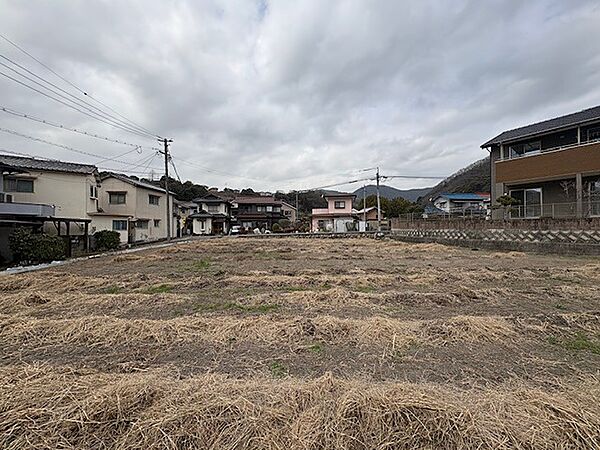 緑豊かな山々を望む、開放感ある立地。新しい暮らしの舞台にふさわしい、閑静な住宅街の一画です。