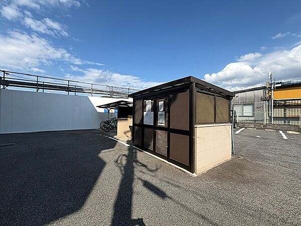 広々とした敷地に、サイクルポートと管理人室が設けられています。駐車場スペースも確保されており、日常の利便性を高めます。