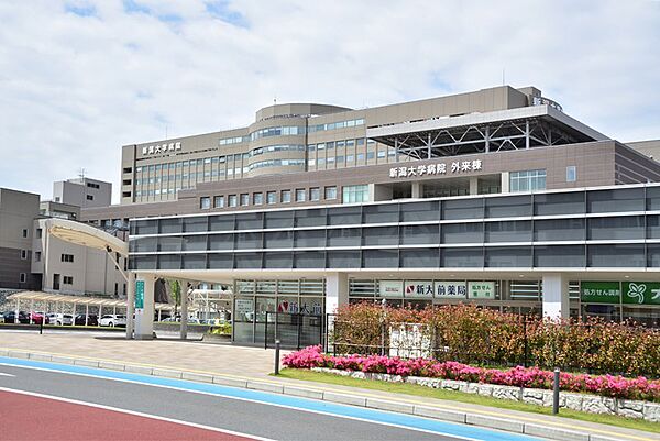 画像12:新潟大学医歯学総合病院 外来受付（2285m）