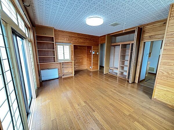 陽当たりの良い2階リビング。掃き出し窓からはバルコニーに出入りできます。