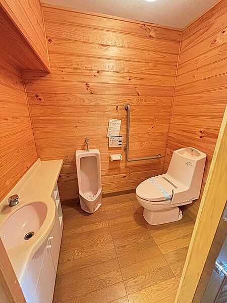 1階トイレは余裕のある広さで、セカンドライフにも対応。