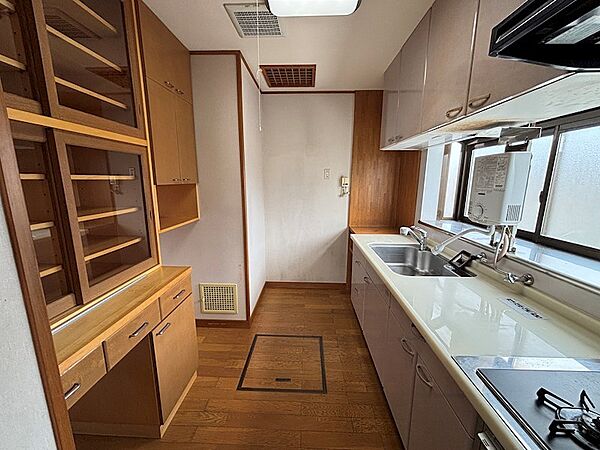 キッチン背面にも収納あり。