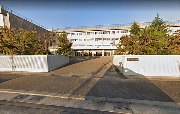 新潟市立東石山中学校（889m）