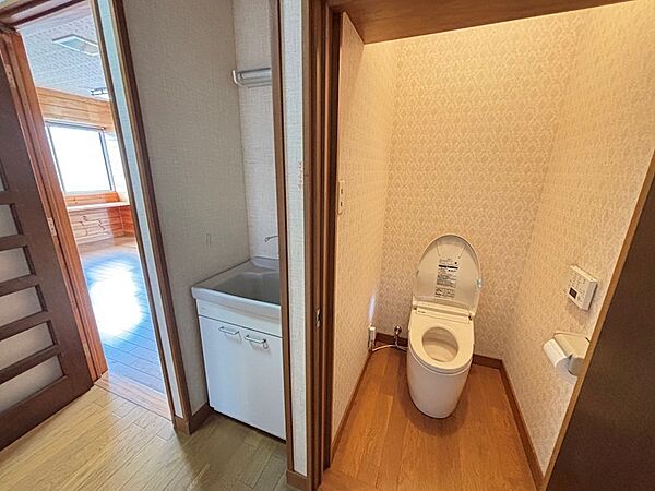 2階にもトイレ、洗面があり便利です。