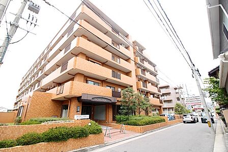 6階建てのマンション、周辺は学校や公園があり落ち着いたエリアです。
