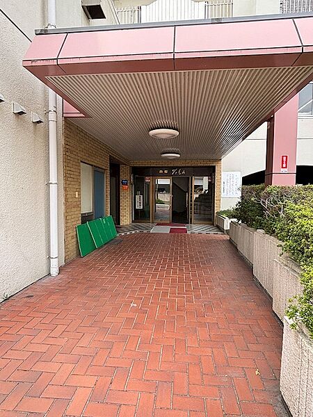 管理人日勤、敷地内にゴミ捨て場があり、雨に濡れずにゴミ出し可能☆