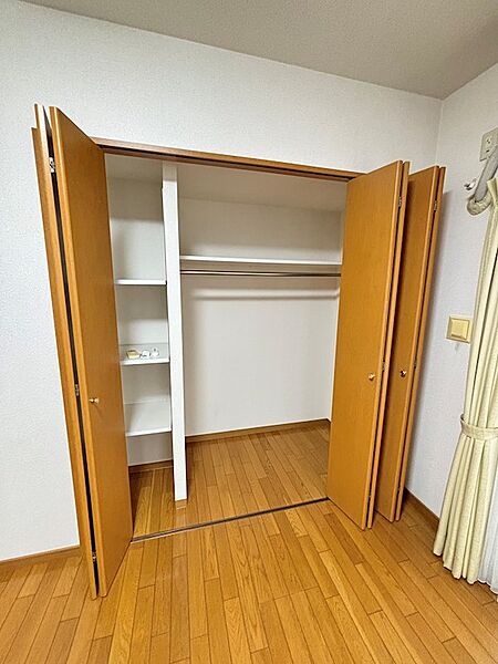 洋室7帖収納、高さ調節可能な棚もついています。