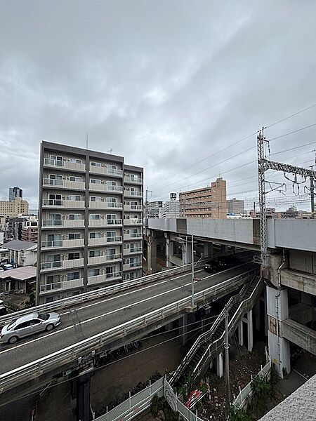 窓から電車や新幹線が見えます♪
