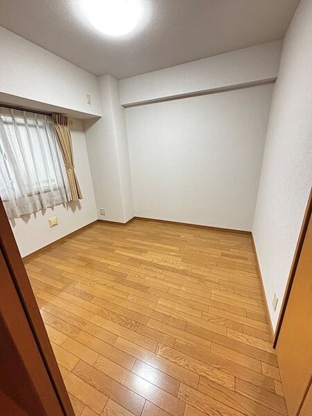 洋室5帖、エアコン用コンセントあり。
