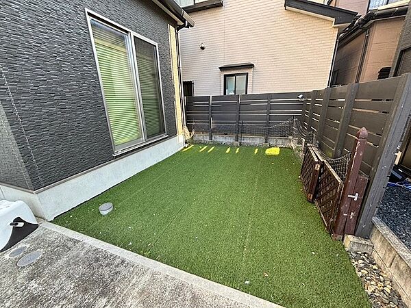 お子様やわんちゃんの遊び場にぴったりなお庭付き♪