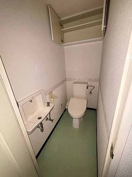 温水洗浄便座、手洗いつき、扉つきの収納は生活感を隠せます♪