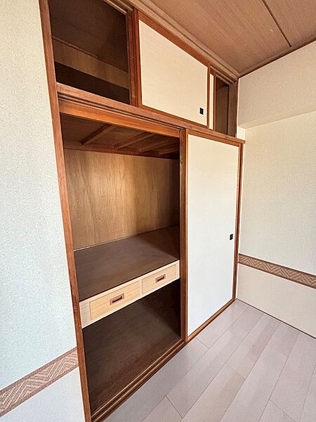 洋室6帖押し入れ、しっかり奥行きがあり、来客用の布団も入ります！