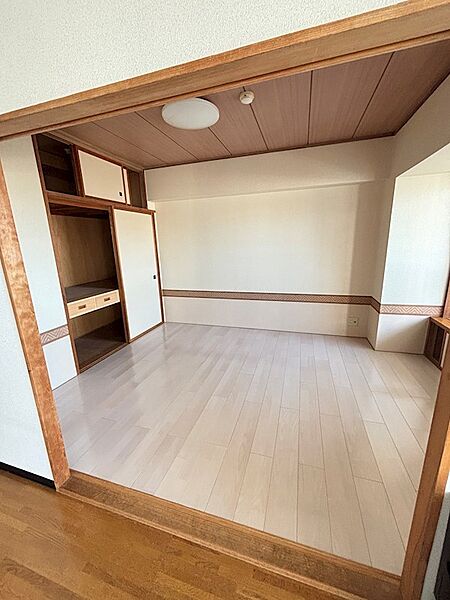 洋室6帖、リビングとつなげて広い1部屋としても利用可能。