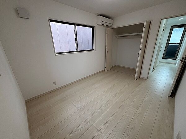 洋室6帖（東側）、朝日の入るお部屋です。子供部屋におすすめです！