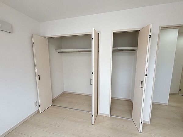 洋室6帖（西側）クローゼット。2～3人分の衣類がまとめて入ります。
