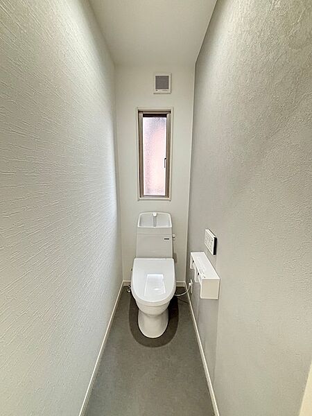 2階にもトイレあり、温水洗浄便座付きです。