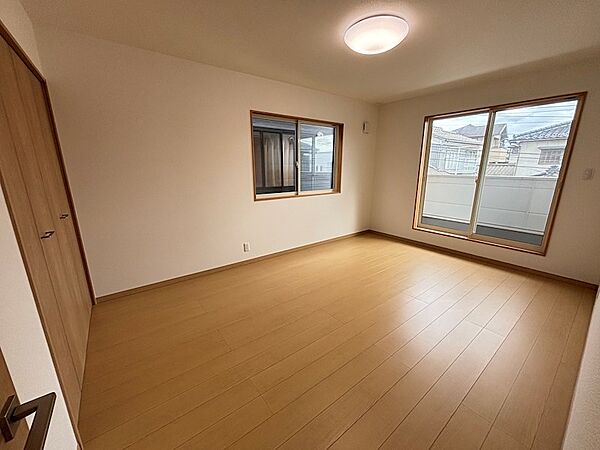 洋室8帖、一番広い個室なので、主寝室としておすすめです。