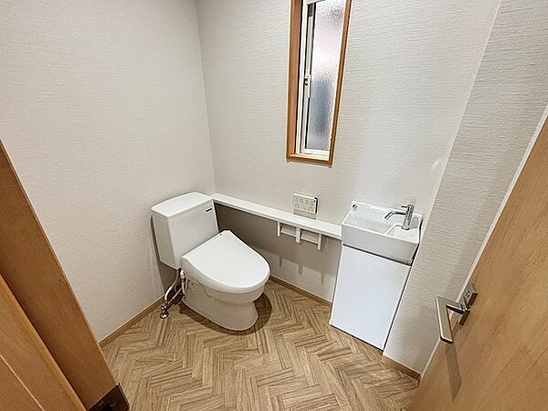 1階トイレはバリアフリー対応。車いすも入れる広さがあります。