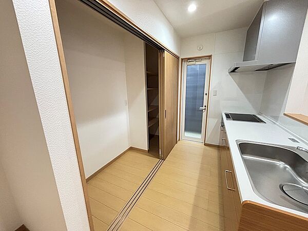 キッチン背面に大きな収納あり、冷蔵庫や家電など、生活感を隠せます。
