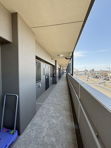4階廊下、401号室は最奥のお部屋です。