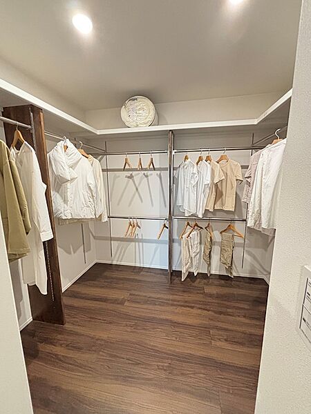 主寝室のクローゼットは、大容量！お洋服好きなご夫婦でもご満足いただけます。