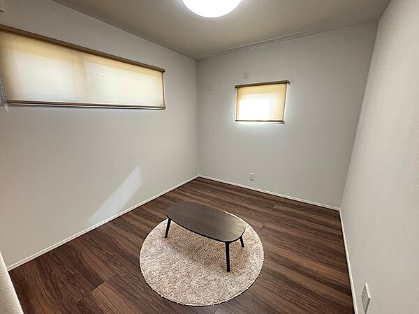 洋室5.3帖、陽当たりの良い角部屋なので、子供部屋としてもおすすめ！