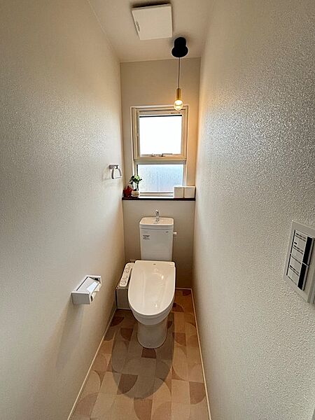 2階にもトイレがあり、寝室から近く安心です。