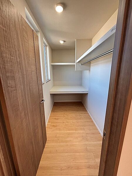 主寝室7.3帖は大型収納付き！長く使うお部屋だからこそ、広めの収納がうれしい！