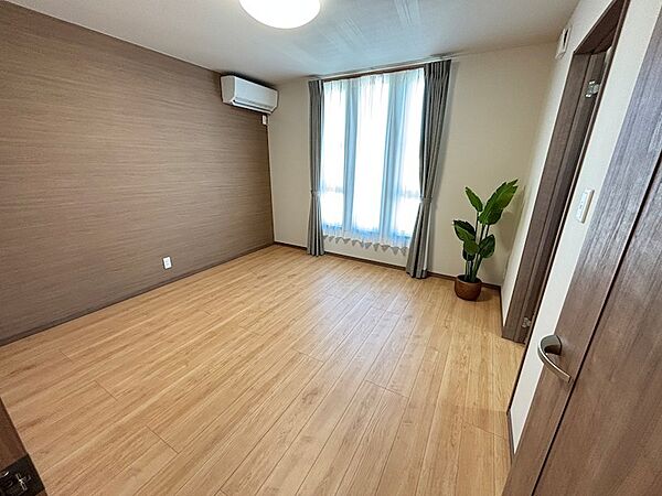 2階主寝室は7.3帖、真四角で家具配置のしやすいお部屋です。