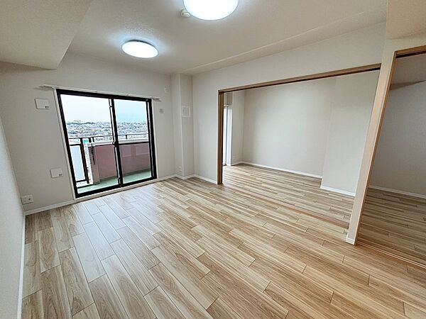 リビング12.4帖、大きな窓があり明るいお部屋です。