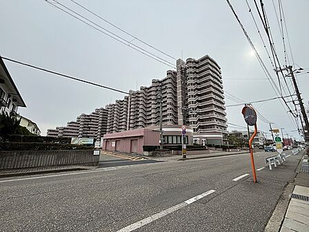 バス停目の前、駅も徒歩圏内の好立地です。イオン青山店まで140m。