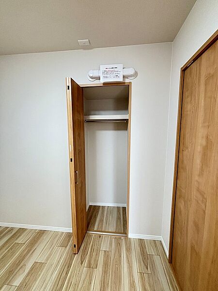 洋室4.5帖のクローゼット、お荷物をすっきりまとめられます。