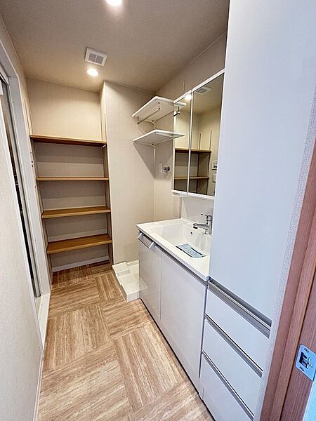 収納を広くとった脱衣スペース、タオルや消耗品をすっきりしまえます。