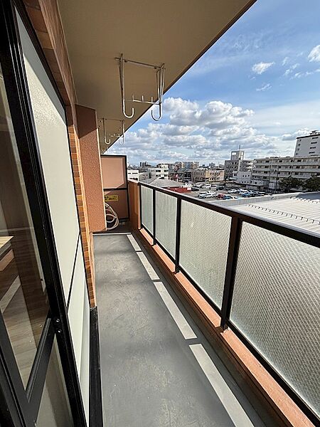 陽当たりの良い南西向きのバルコニーです。