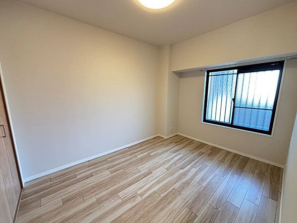 洋室帖6.1帖、一番広い個室なので、主寝室としておすすめ！