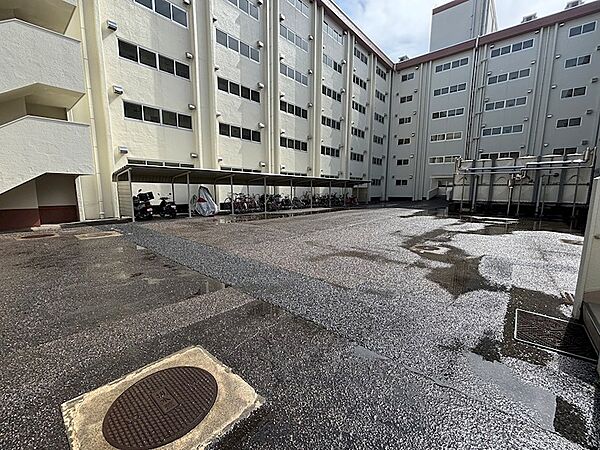 駐輪場あり、敷地を広々とっており、ゆとりのある共用部。