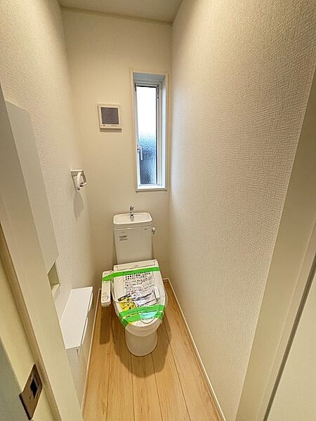 トイレの収納は扉つきで、生活感を隠せます。